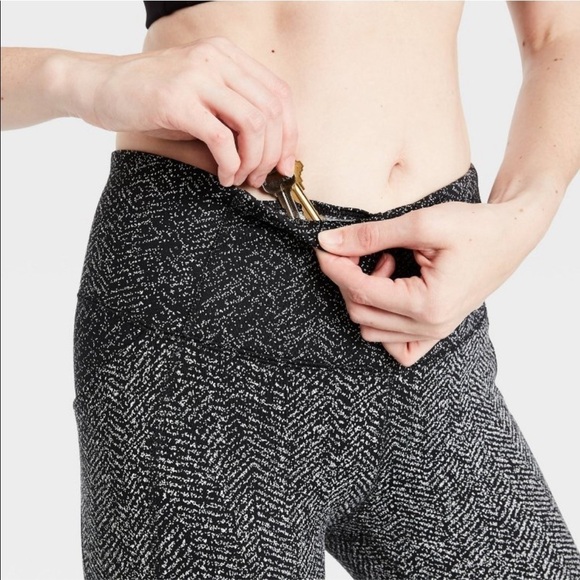 All in motion Contour High-Waisted 7/8 Leggings - Picture 3 of 11